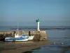 Isla de Ré - Puerto de Rivedoux-Plage arrastreros (barcos) amarrado en la marea baja, las aves marinas, el faro y el mar (esclusa de Breton) Antecedentes