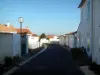 Isla de Ré - Flota: calle llena de casas blancas