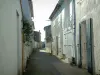 Isla de Ré - Ars-en-Re: calle llena de casas blancas