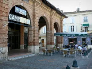 L'Isle-Jourdain - Ancienne halle aux grains abritant le musée  européen d'art campanaire, et terrasse de café sur la place de l'Hôtel de Ville