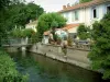 L'Isle-sur-la-Sorgue - Antiquitätengeschäft und Häuser in einer Reihe längs der Sorgue (Fluss)