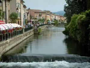 L'Isle-sur-la-Sorgue - La Sorgue (rivier), struiken, huizen en antiekwinkel