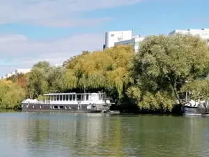 L'isola degli impressionisti - Vista di una chiatta sulla Senna e degli alberi lungo l'acqua dall'isola di Chatou