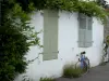 Isola di Noirmoutier - Noirmoutier en l'Ile: casa bianca decorata con glicina (super-riduttore) e bici (bicicletta) appoggiato alla facciata