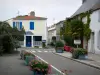 Isola di Noirmoutier - Noirmoutier en l'Ile: strada fiancheggiata da fiori e case in città