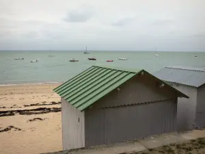 Isola di Noirmoutier - Cabanas, spiaggia da donna (spiaggia di sabbia), le barche sul mare (Oceano Atlantico)