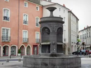 Issoire - Fuente de la Plaza de la República y las fachadas de las casas