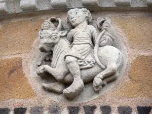 Issoire - Escultura del ábside de la iglesia abacial de San Agustín: signo del zodiaco (Tauro)