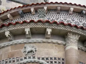 Issoire - Ábside románico de la iglesia abacial de San Agustín con sus esculturas, cuyo signo zodiacal del león, y los mosaicos