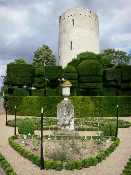 Issoudun - Tour Blanche (donjon) dominant le jardin de l'hôtel de ville