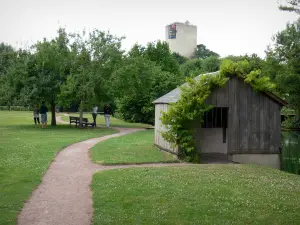 Issoudun - Parc François Mitterrand avec vue sur la tour Blanche