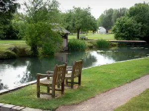 Issoudun - François Mitterrand park: chairs beside the river