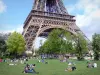 Jardín del Campo de Marte - El descanso en el césped del Campo de Marte, salpicado de árboles, a los pies de la Torre Eiffel