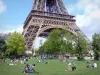 Jardin du Champ-de-Mars - Repos sur les pelouses du Champ-de-Mars parsemées d'arbres, au pied de la tour Eiffel