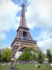 Jardin du Champ-de-Mars - Détente au pied de la tour Eiffel