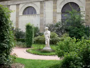 jardín de las Plantas - Estatua en el corazón de la rosaleda