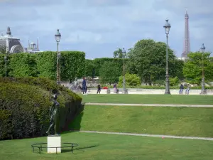 Jardín de las Tullerías - Áreas verdes de parque con vistas a la Torre Eiffel