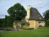 Jardines de la casa solariega de Eyrignac - Pabellón y el agua de la piscina