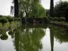 Jardines de la casa solariega de Eyrignac - Agua de la piscina rodeada de arbustos en macetas