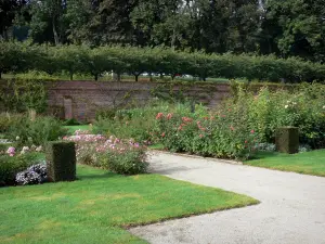 Jardines de Valloires - Jardín de rosas, la calzada y los árboles
