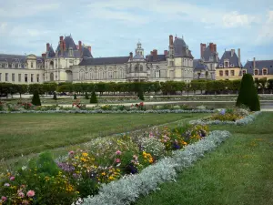 Jardins du château de Fontainebleau - Grand parterre (jardin à la française) et ses fleurs, et palais de Fontainebleau
