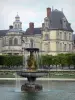 Jardins du château de Fontainebleau - Fontaine et parterres de fleurs du jardin à la française, allée de tilleuls et palais de Fontainebleau dominant l'ensemble
