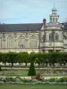 Jardins du château de Fontainebleau - Grand parterre (jardin à la française) et ses fleurs, allée de tilleuls, chapelle Saint-Saturnin et façade du palais de Fontainebleau 
