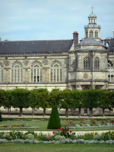 Jardins du château de Fontainebleau - Grand parterre (jardin à la française) et ses fleurs, allée de tilleuls, chapelle Saint-Saturnin et façade du palais de Fontainebleau 