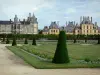 Jardins du château de Fontainebleau - Grand parterre (jardin à la française) avec vue sur les façades du palais de Fontainebleau