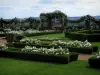 Jardins du manoir d'Eyrignac - Roseraie et ses roses blanches, en Périgord noir