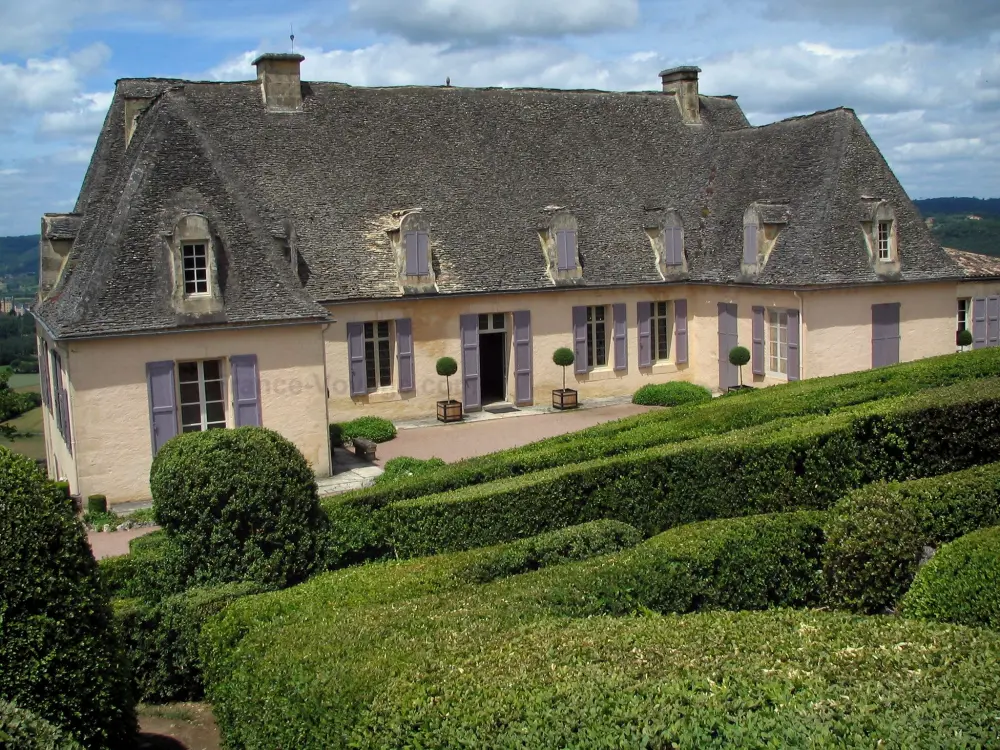 Les jardins de Marqueyssac - Jardins de Marqueyssac: Château, arbustes en pots et buis taillés, dans la vallée de la Dordogne, en Périgord