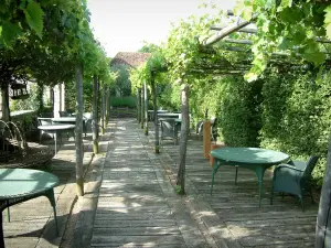 Jardins du prieuré Notre-Dame d'Orsan - Terrasse sous pergola avec tables et chaises