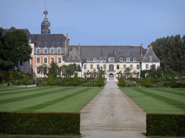 Jardins de Valloires - Abbaye cistercienne de Valloires, roseraie et allée bordée de pelouses