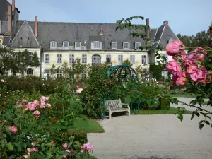 Jardins de Valloires - Roses en premier plan, roseraie (rosiers), banc et abbaye cistercienne de Valloires
