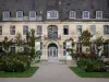 Jardins de Valloires - Bâtiment de l'abbaye cistercienne de Valloires, portail, allée et roseraie