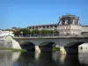 Jarnac - Pont enjambant le fleuve Charente et Maison Courvoisier (musée)