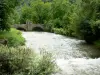 Jura Landschaften - Brücke überspannt einen Fluss, Bäume am Rande des Wassers