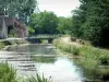 Kanal des Berry - Wasserlauf, Brücke, Ufer, Häuser und Bäume