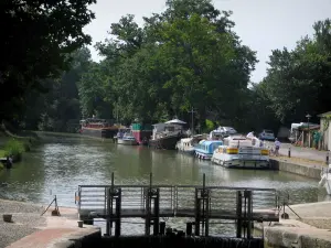 Kanal Midi - Schleuse von Gardouch, Kanal mit Frachtkähnen und festgebundenen Booten, Bäume