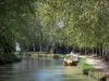 Kanal Midi - Kanal (Wasserstrasse) mit einem Boot, Bäume und Weg