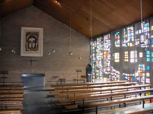 Kapel van Hem - Binnen in de kapel van St. Theresia van het Kind Jezus-en-de-la-Sainte-Face met de ramen Manessier