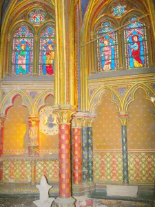 Kapel Sainte-Chapelle - Lagere kapel: glas in lood ramen en kolommen