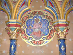 Kapel Sainte-Chapelle - Lagere kapel: medaillon vertegenwoordigt een apostel en kolommen versierd met lelies