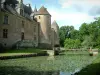 Kasteel van Ainay-le-Vieil - Grachten met waterlelies, middeleeuwse muren van het fort en de bomen