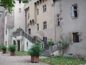 Kasteel van Aulteribe - Gevel van een middeleeuws kasteel, bloemen en struiken in potten, op de stad Sermentizon