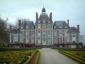 Kasteel van Balleroy - Avenue of parterre tuinen, kasteel en bewolkte hemel