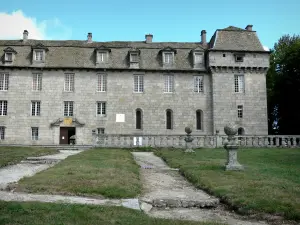 Kasteel van La Baume - Park en gevel van het kasteel in de stad Prinsuéjols