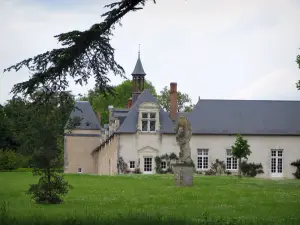 Kasteel van Beauregard - Takken van een boom op de voorgrond, weide, en gemeenschappelijke beeld van het kasteel