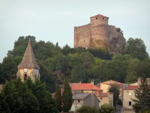 Kasteel van Busséol - Kasteel op de heuvel met uitzicht op de bomen, de toren van de kerk en huizen van het dorp Busséol