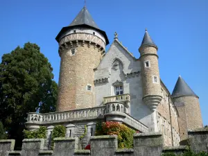 Kasteel van Busset - Torens en het hoofdgebouw van het kasteel